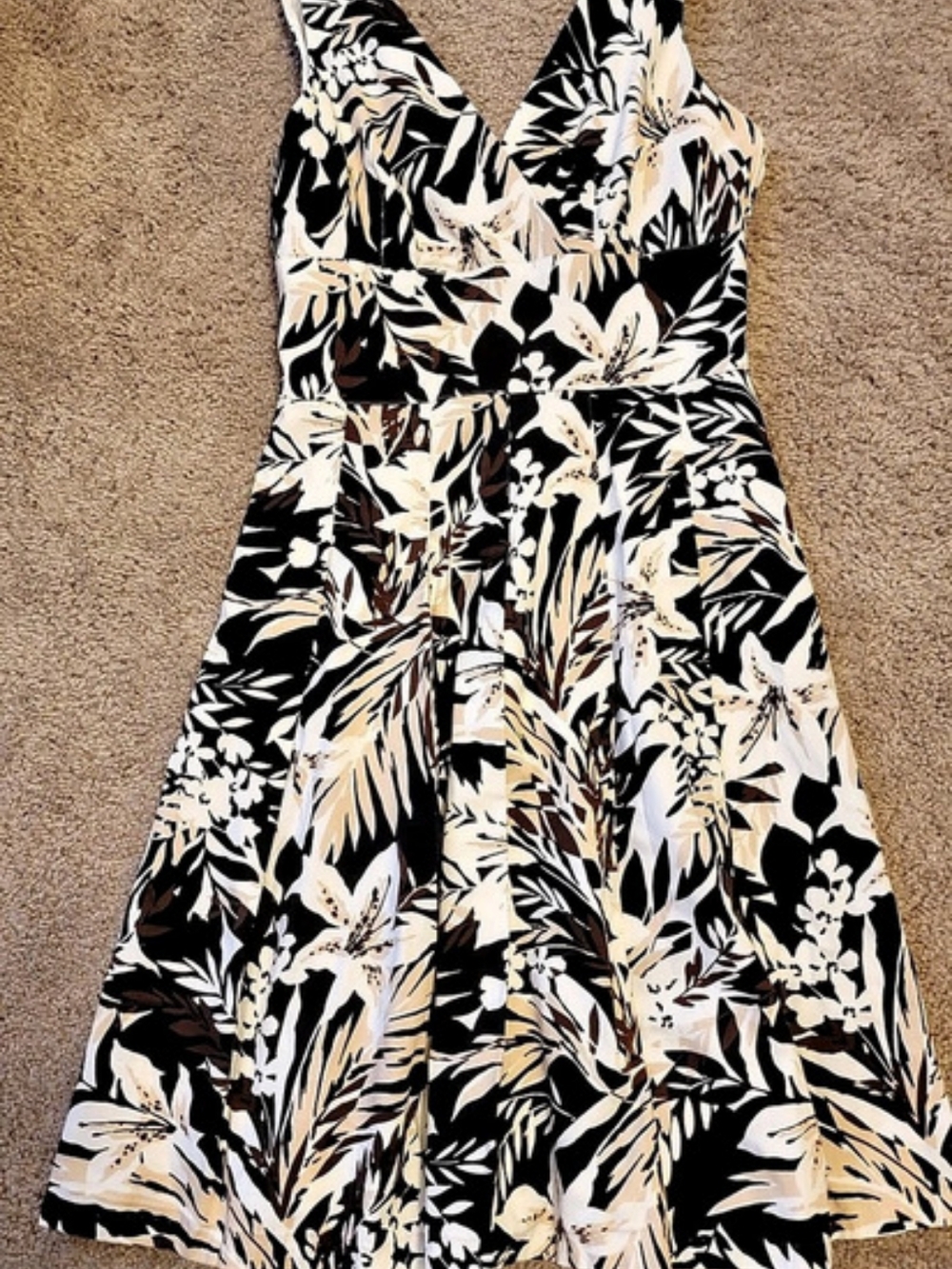White House Black Market Floral Midi Dress in Black & White Size 2 Like New